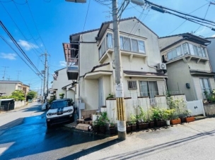 角地に位置するため開放感があり周囲の視界も広がります。外観が明るく管理も行き届いています。窓が多く日当たりも良好です。植栽スペースがあり緑を楽しめます。道路までのアクセスもスムーズです。 その他現地